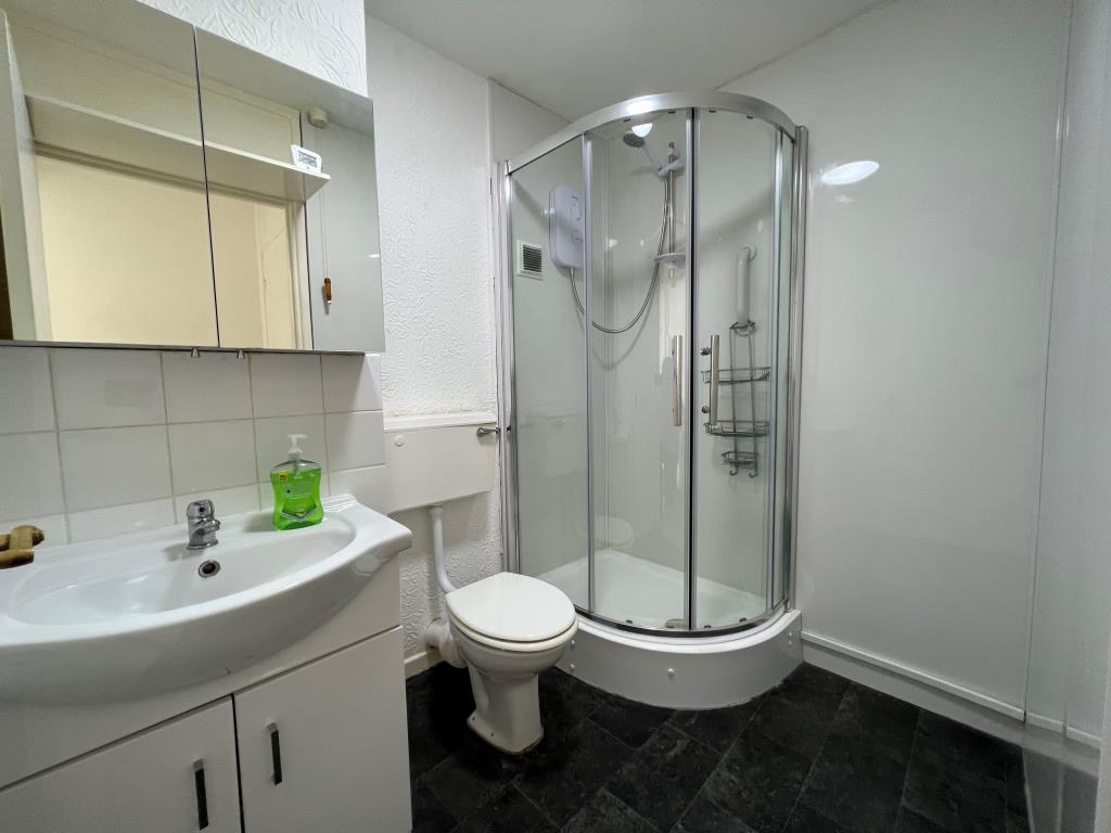 Lot: 71 - FLAT FOR INVESTMENT OR OCCUPATION WITH ATTRACTIVE VIEWS - Bathroom